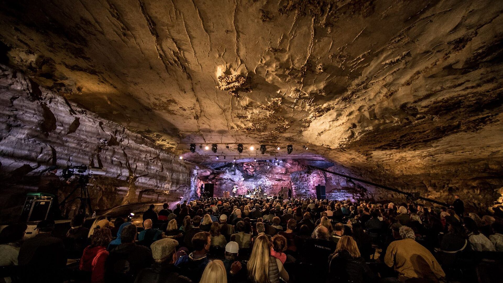 El recinto subterráneo de Tennessee invita a vivir recitales en el interior de una cueva, con tecnología de sonido avanzada y un ambiente singular Wikipedia