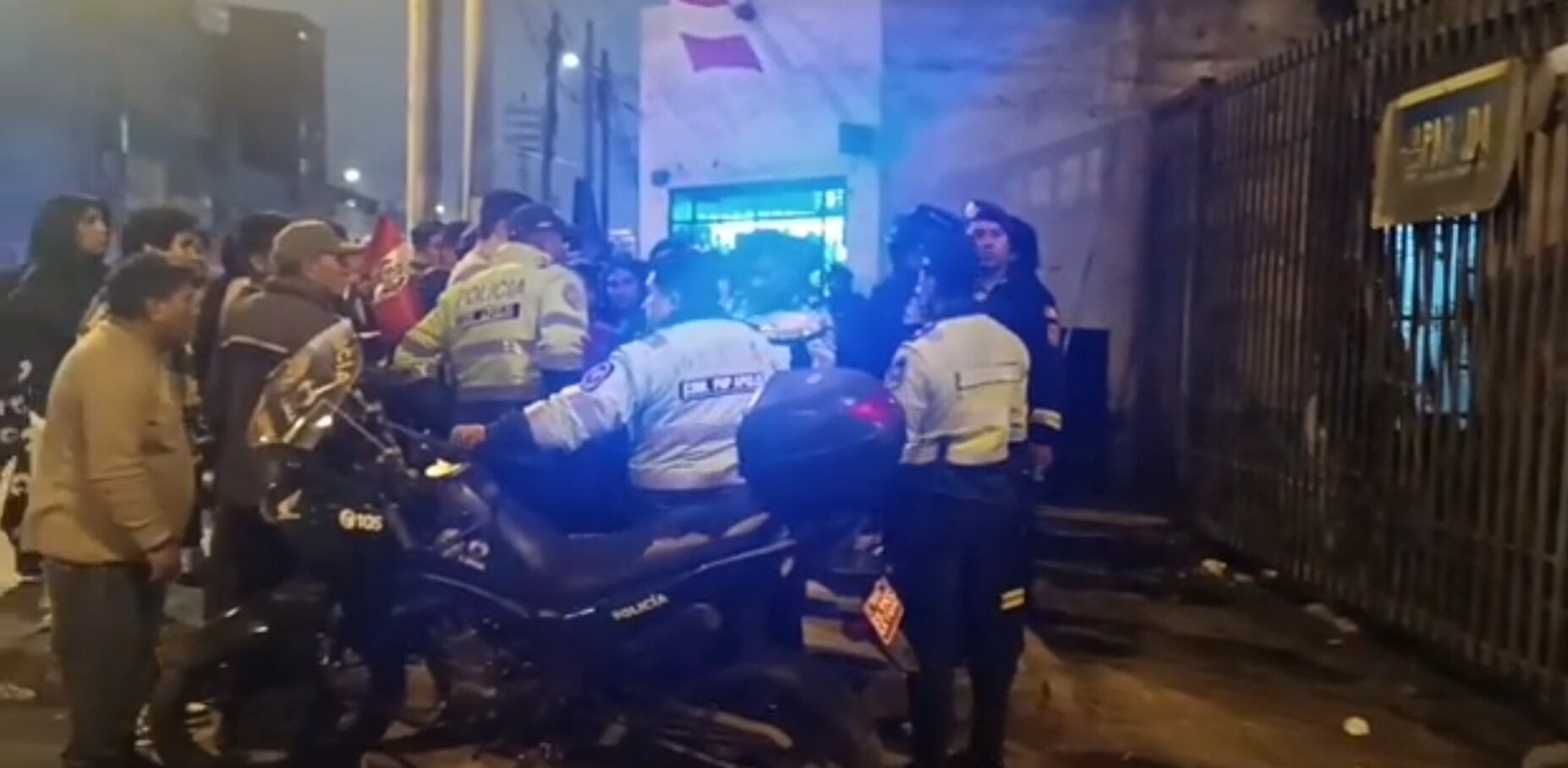 Delincuentes desatan balacera en La Victoria: muere un policía y una niña resulta herida. Infobae Perú / Captura: X