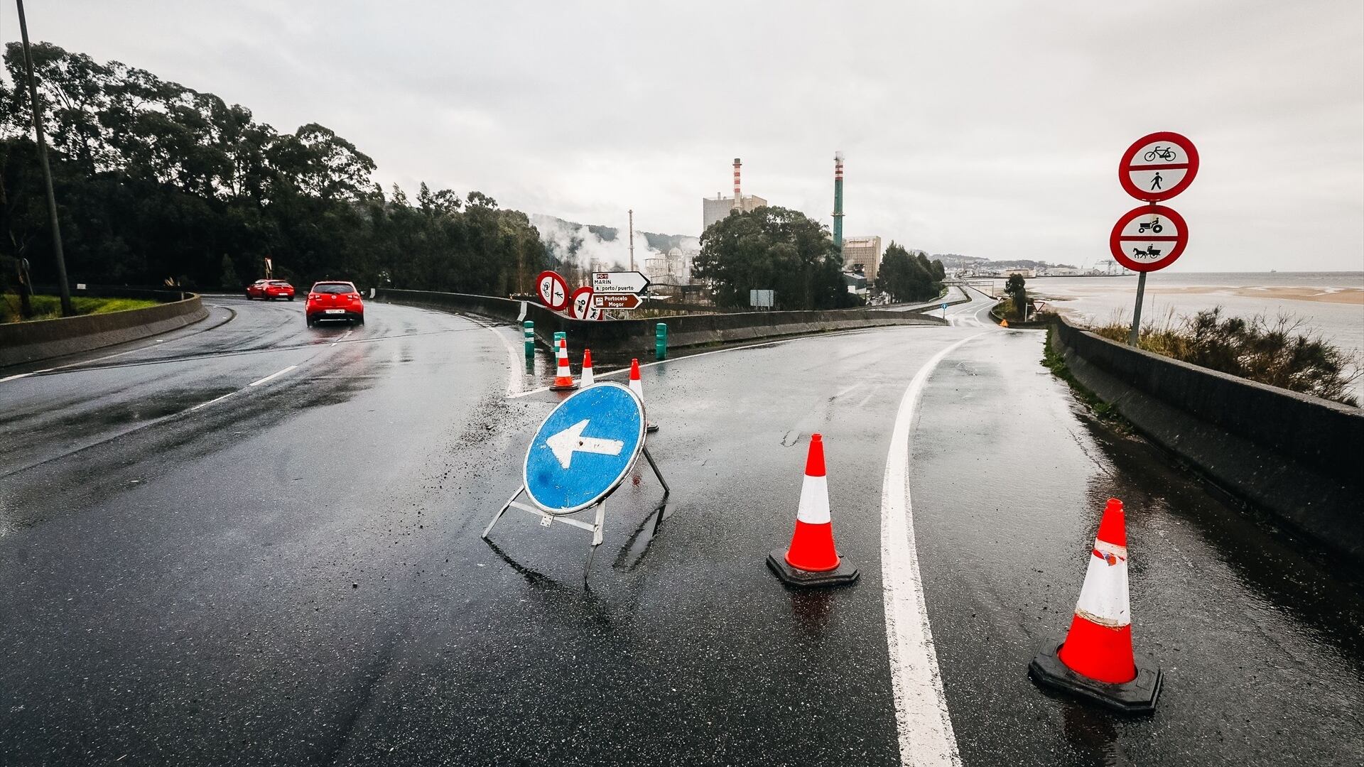 La PO-11 cortada por riesgo de desbordamiento de la ría en Marín, Pontevedra (Beatriz Ciscar / Europa Press)