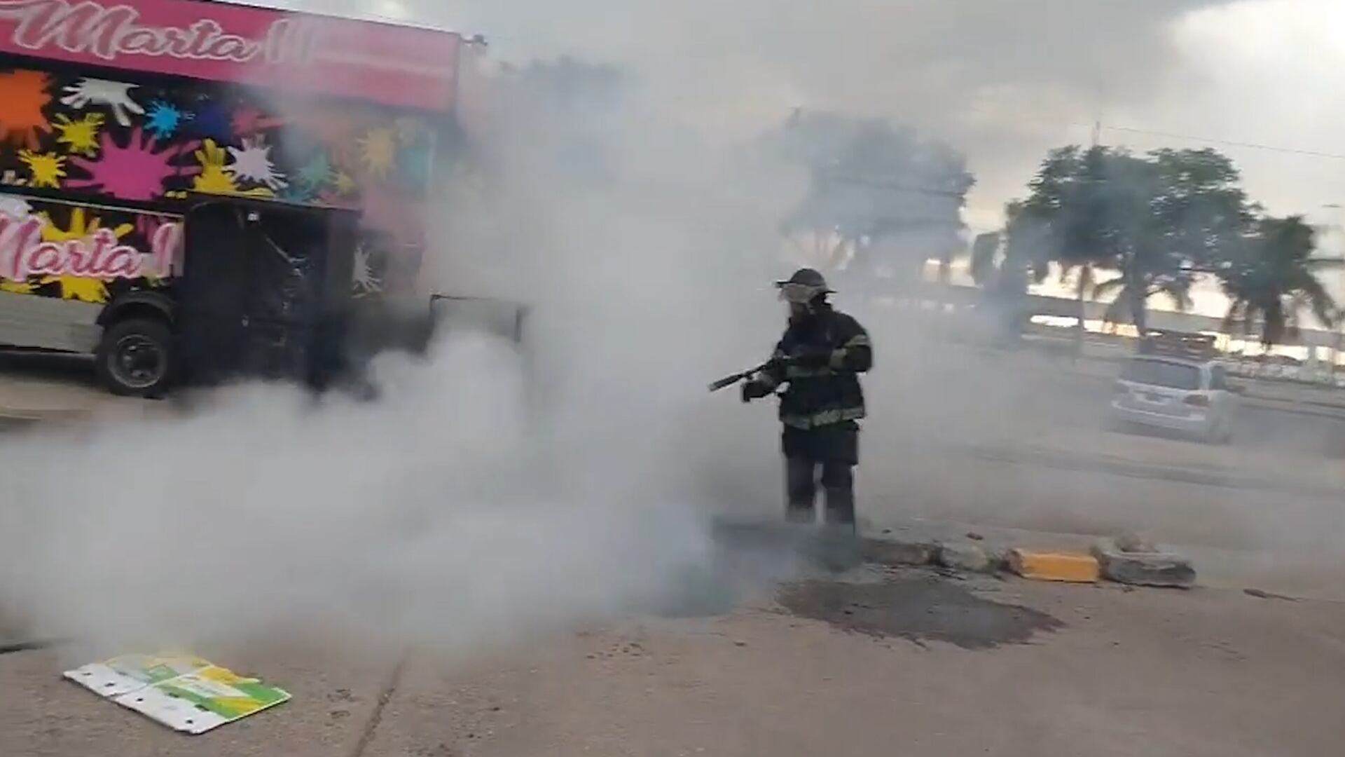 El episodio quedó registrado cuando dos sujetos dejaron una caja y arrojaron un líquido inflamable para expandir las llamas