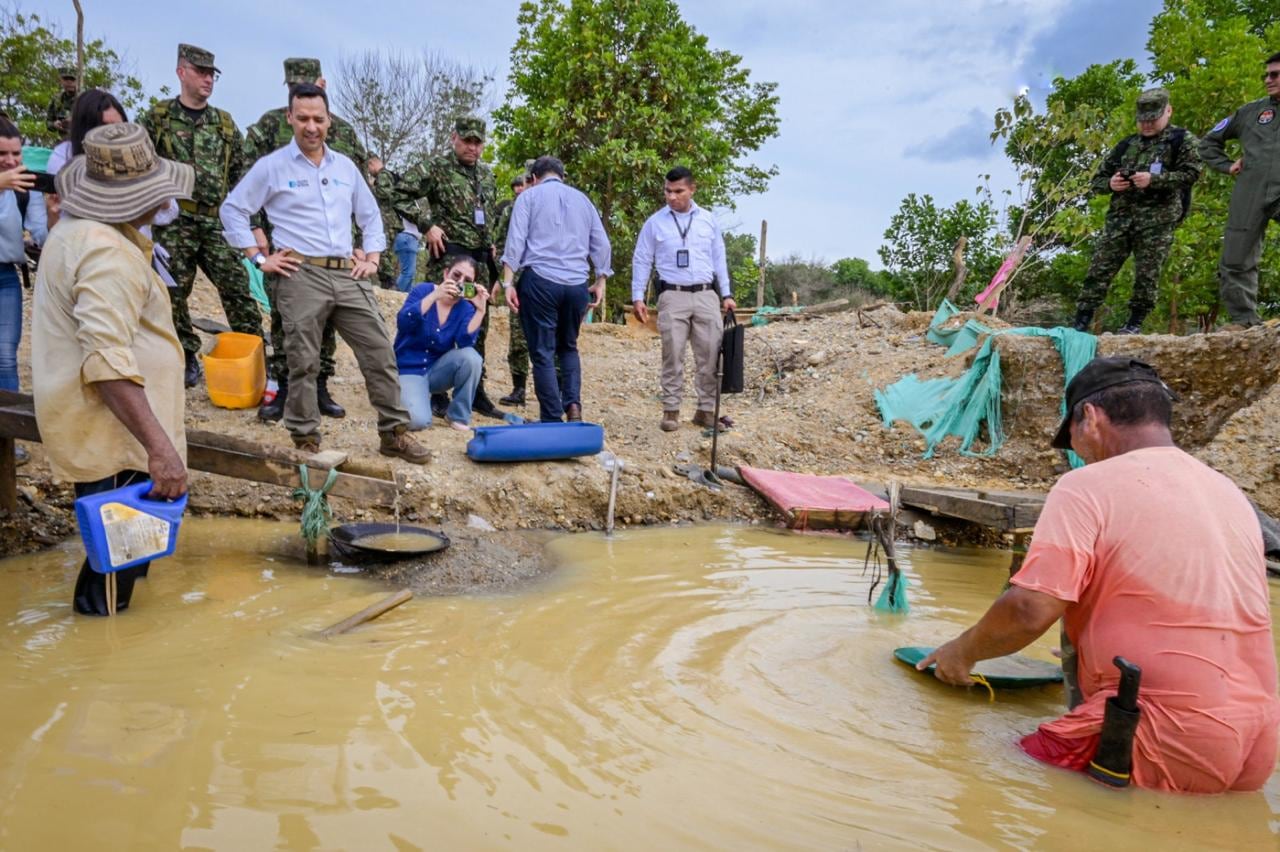 La actividad minera ilegal detectada en predios colindantes está vinculada a mineros artesanales y estructuras como La Mandinga, con severo impacto ambiental - crédito prensa MinDefensa