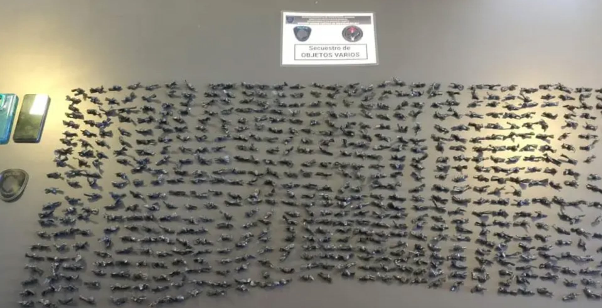 Cientos de dosis de pasta base fueron incautadas junto a celulares y otros objetos durante un operativo policial contra un dealer en la Villa 31 (LaBuenaInfo)