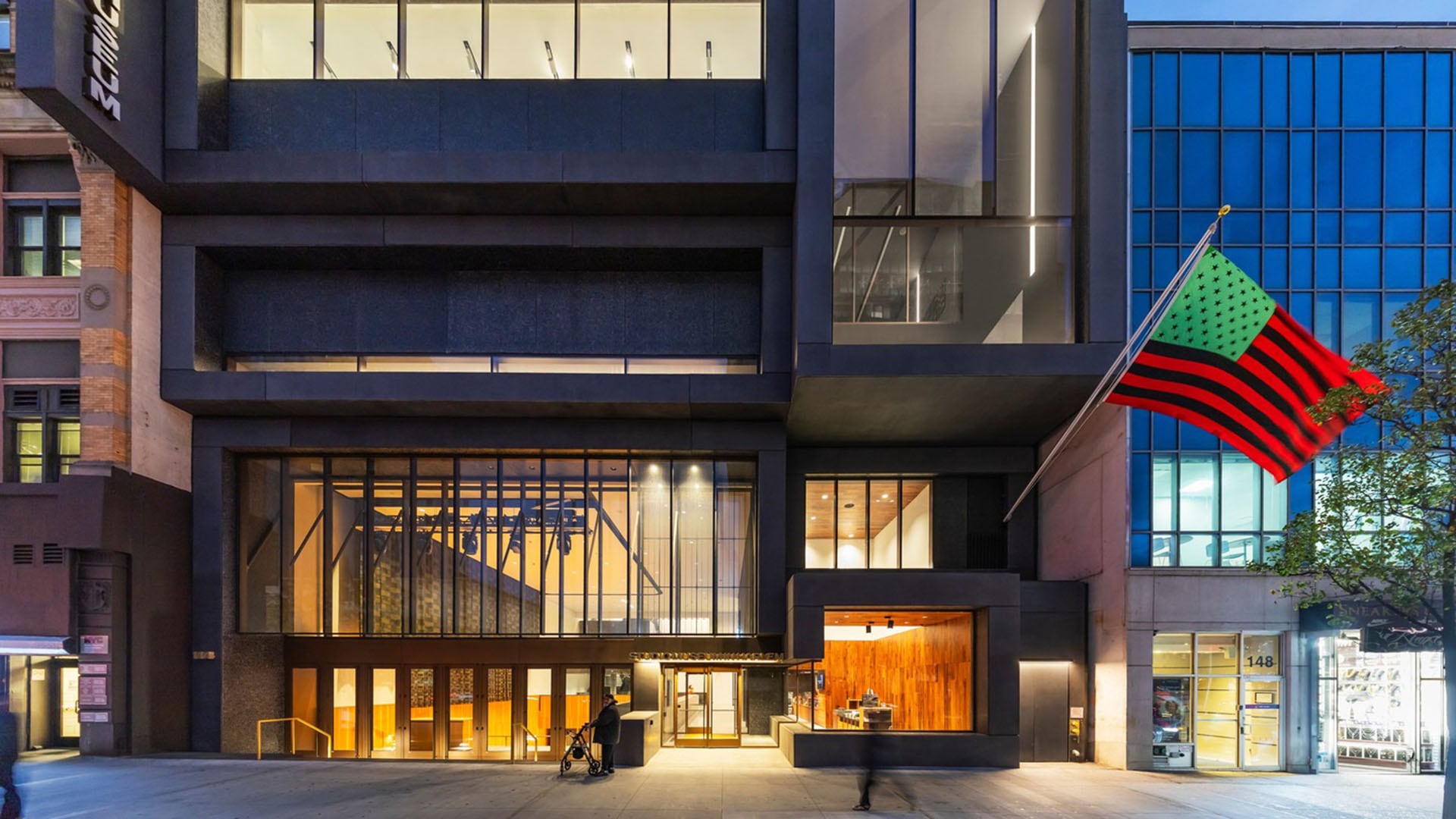 El Studio Museum de Harlem, una institución vital para el arte afroamericano contemporáneo, presenta su imponente fachada moderna adornada con la bandera panafricana en Harlem, Nueva York. (@studiomuseum)