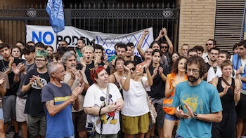 Paralizado diez días el desahucio de Daniel, el físico de la UV: "Si hoy no viene gente aquí, me echan"