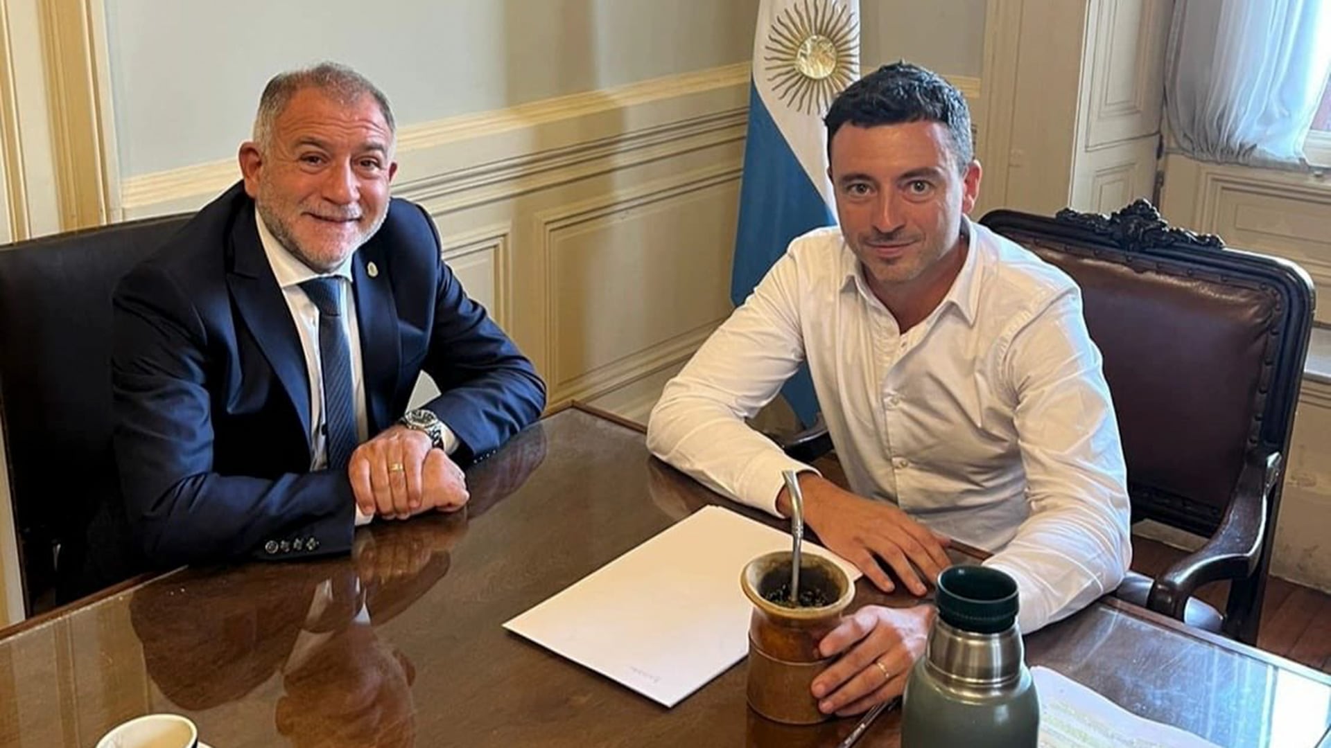 En el 2023, Rodrigo de Loredo bajó su candidatura a gobernador en favor de Luis Juez. A cambio, llenó la lista de legisladores de su riñón