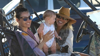Pampita y Anita con Julieta