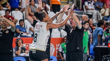 Francisco Hervás celebró el tercer lugar de Universitario en la Liga Peruana de Vóley 2025/26.