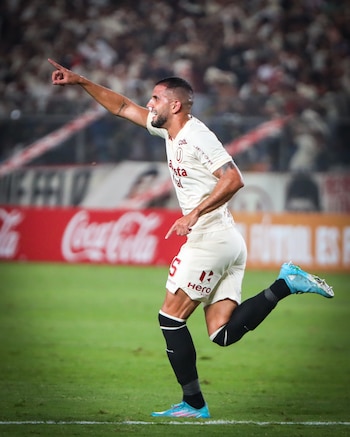 Matías Di Benedetto celebrando su gol en Universitario vs Independiente Santa Fe.