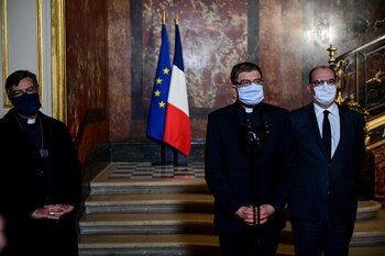 Imagen de archivo de una comparecencia ante la prensa del presidente de la Conferencia Episcopal francesa, Eric de Moulins-Beaufort, acompañado por el el arzobispo de París, Michel Aupetit (i), y el primer ministro francés Jean Castex (d). EFE/EPA/MARTIN BUREAU / POOL