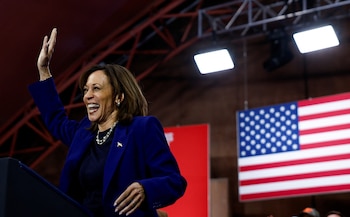 Harris promete bajar impuestos y defender derechos durante su acto final. (REUTERS/Evelyn Hockstein)