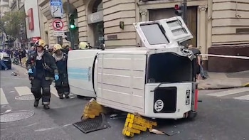 Fuerte accidente en el centro porteño: chocaron dos vehículos, uno volcó y el conductor quedó atrapado