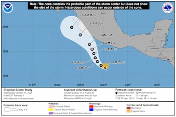 Mapa meteorológico del Centro Nacional de Huracanes con la trayectoria pronosticada de la tormenta tropical Trudy sobre el océano Pacífico.