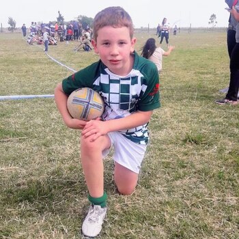 Niño ayuda a compañero de escuela para que pueda operarse de la vista