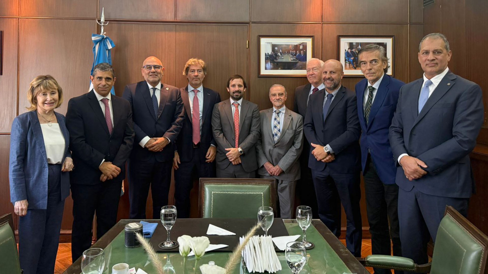 El ministro Mahiques junto a miembros de la Cámara de Casación durante su visita oficia.