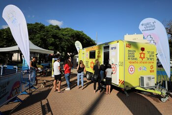 Centro de vacunación en Tel