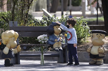 A child touches a statue