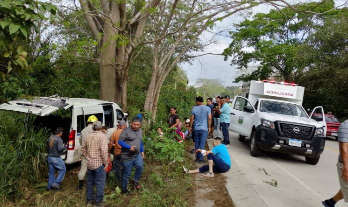 El accidente de tránsito en la carretera CA-4, en Quimistán, Santa Bárbara, dejó catorce heridos, según consignaron medios locales./(La Tribuna)
