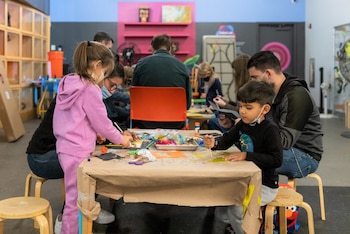 Familias y niños trabajan en