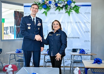 Estados Unidos entrega a Honduras 22 contenedores con mobiliario escolar para beneficiar a 166 centros educativos.