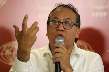 O candidato de esquerda Roberto Sánchez falou durante reunião com membros da Associação de Imprensa Estrangeira do Peru (APEP) na sexta-feira, em Lima (Peru). EFE/Paolo Aguilar