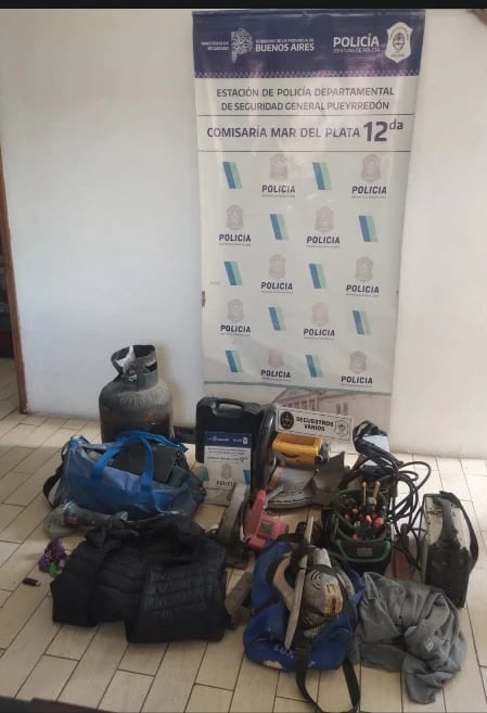 La Policía Bonaerense exhibió las herramientas y objetos recuperados durante un procedimiento en Mar del Plata (Gentileza: 0223)