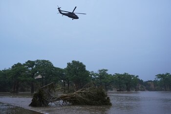 Un helicóptero sobrevuela el río