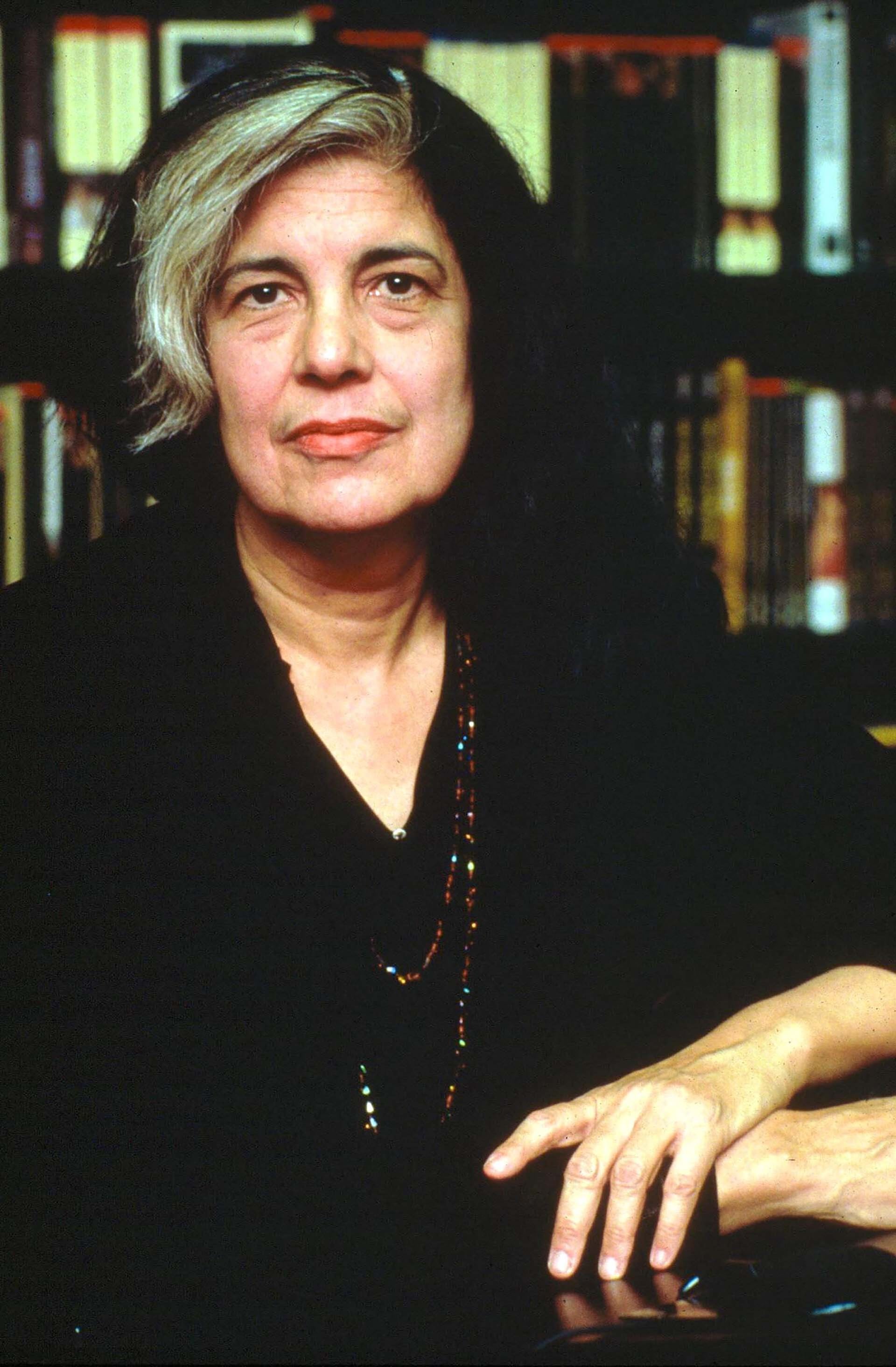 Susan SontagNacida en Nueva York como Susan Rosenblatt, la autora adoptó el apellido de su padrastro. Terminó la secundaria a los 15 años y se formó en instituciones de élite como la Universidad de Chicago, Harvard, Oxford y la Sorbona (Foto: Stephen Barker/Shutterstock)