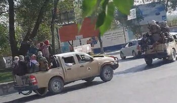 Los insurgentes talibanes patrullan las calles de Kabul y piden a la gente que no salga de sus casas
