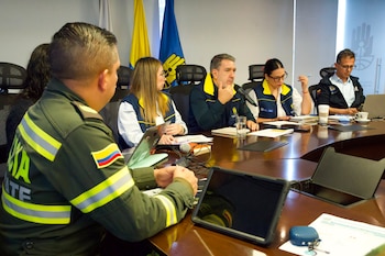 La Fuerza Aeroespacial Colombiana apoya las labores de respuesta a los incendios forestales en Tolima y Quindío - crédito Ungrd