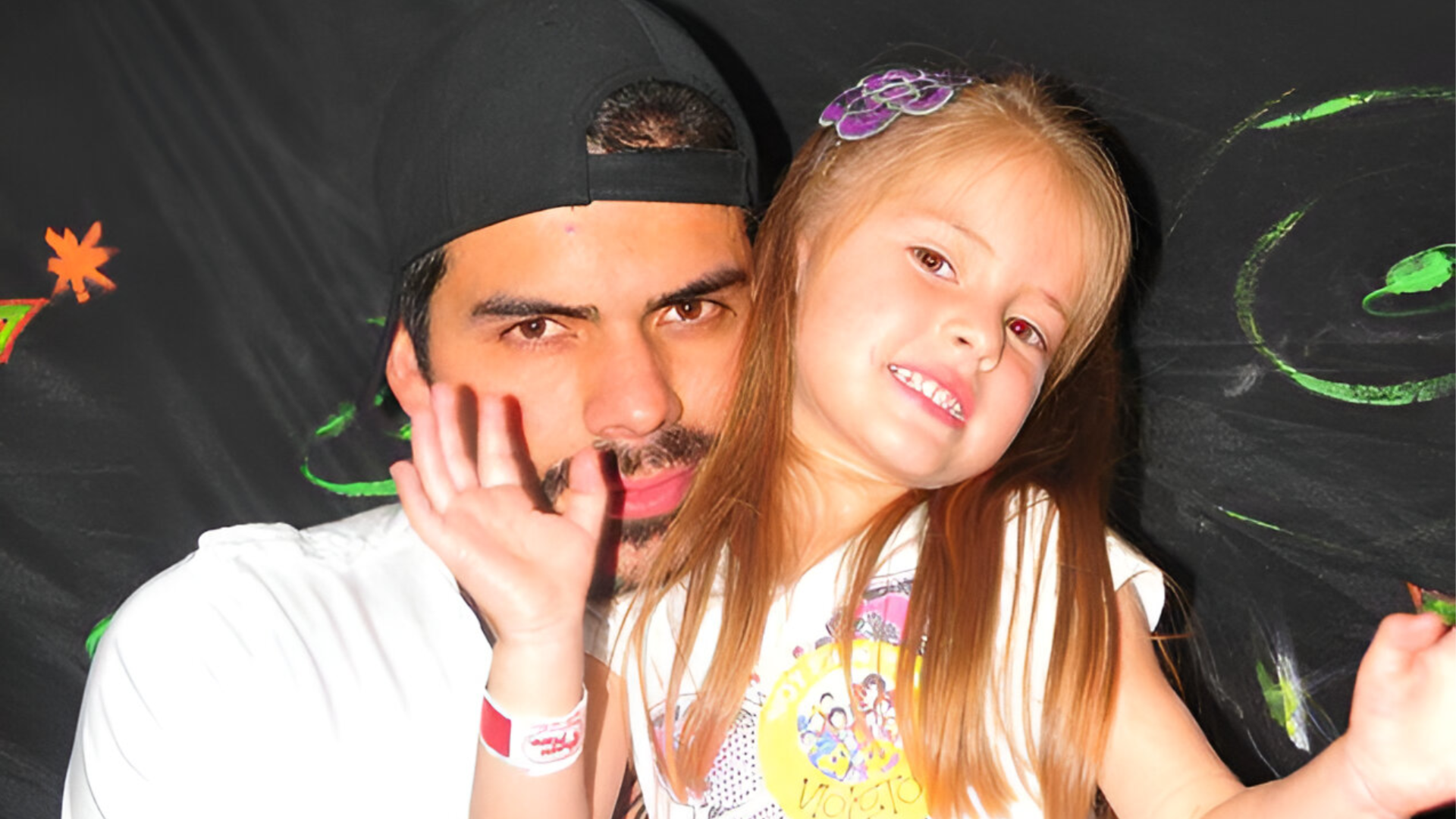 El actor y director de cine colombiano con su hija Violeta en su niñez - crédito @alejoaguilar82/X