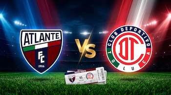 Escudos de los clubes Atlante y Toluca en un estadio de fútbol, con un símbolo VS en dorado y boletos de partido en el césped.