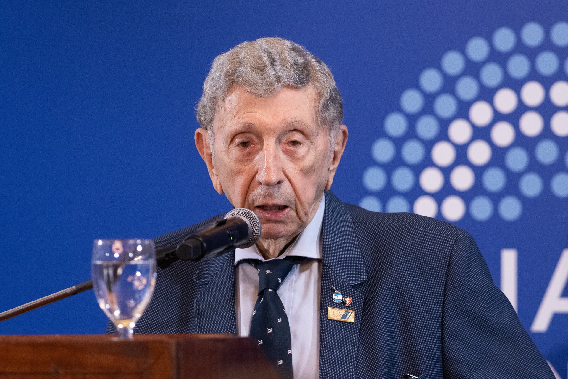 El cuentista Hugo Landriscina tras recibir el diploma de honor del Senado por haberse presentado como voluntario en la guerra de Malvinas (Fotos: Jaime Olivos)