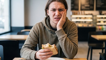 Masticar solo de un lado: cómo afecta tu mandíbula y tu postura