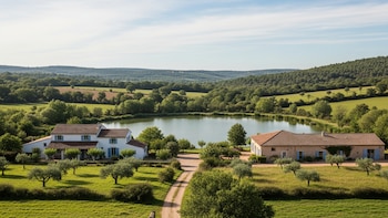 La mujer de 30 años que ha comprado un lago con dos casas por 370.000 euros: así planea convertirlo en un negocio rentable