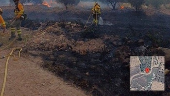 Medios aéreos y terrestres trabajan en la extinción de un incendio forestal en Lorca