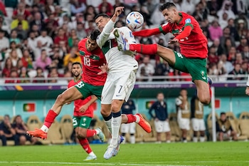 Cristiano Ronaldo, de la selección de Portugal, disputa un balón con Bilal El Khannous, de Marruecos. (AP Foto/Ariel Schalit, archivo)
