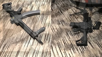 Los investigadores hallaron 24 armas en la suite del hotel desde la que Stephen Paddock disparó, entre las que figuraban 14 fusiles equipados con culatas de resorte.