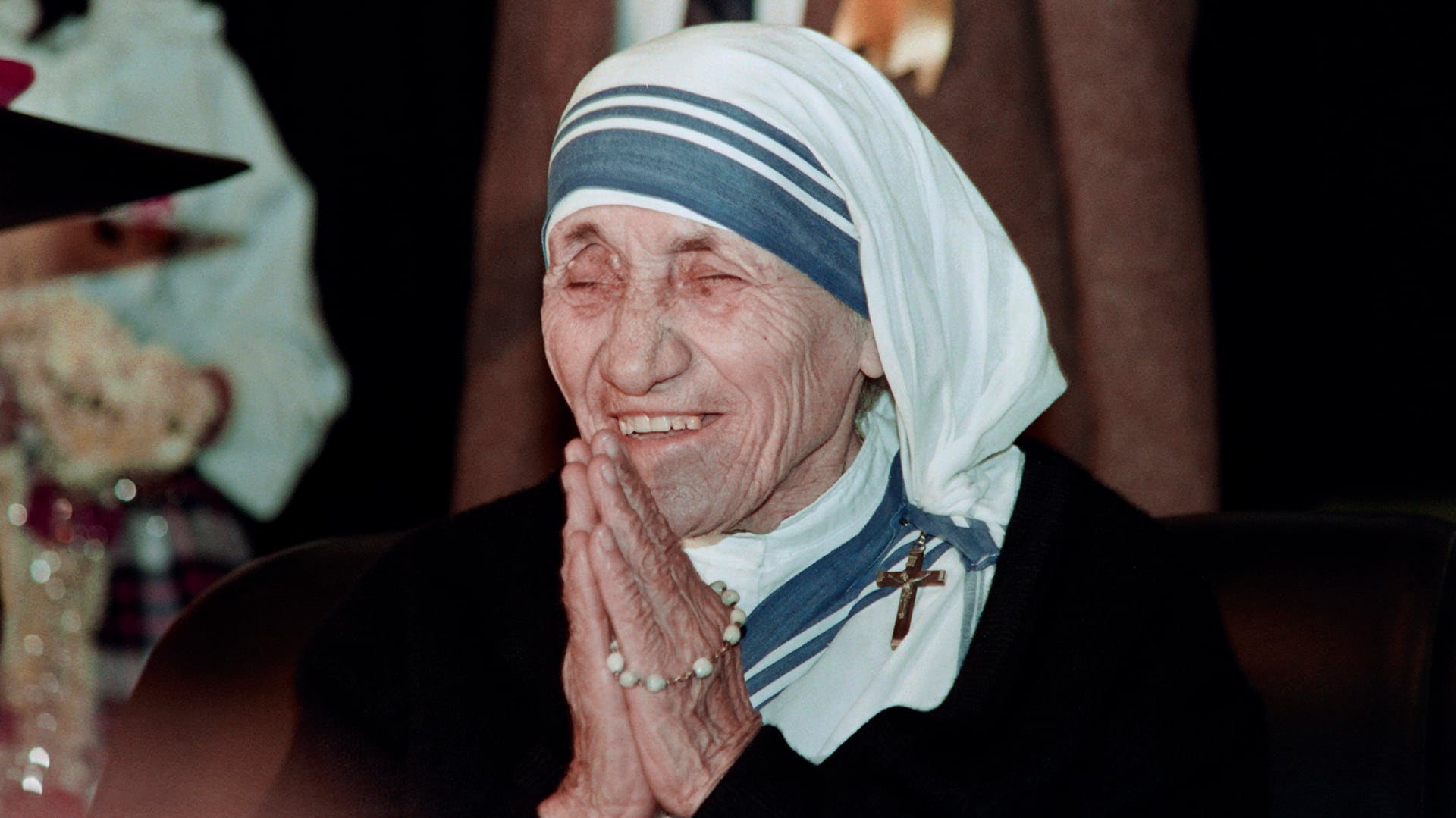 La Madre Teresa murió a los 87 años y el Gobierno de la India le otorgó un funeral de Estado transportando su féretro en la misma cureña utilizada para Gandhi y Nehru. El papa Juan Pablo II la proclamó beata en octubre de 2003 y el 4 de septiembre de 2016 el papa Francisco la canonizó oficialmente como Santa Teresa de Calcuta (AFP)