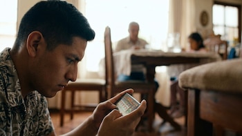 Las estadísticas son contundentes: el 83 % de las apuestas se realiza desde el celular, y los hombres registran un 24 % más de participación que las mujeres (Foto: archivo DEF)