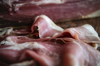 Lonchas de jamón serrano (Magnific)