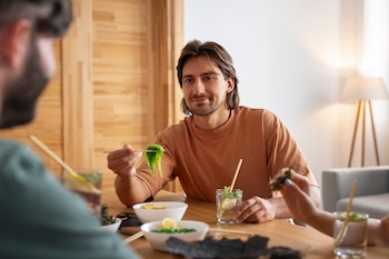 Un grupo de amigos comiendo (Magnific)