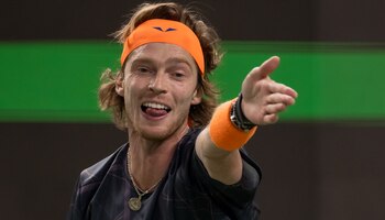 Andrey Rublev de Rusia reacciona