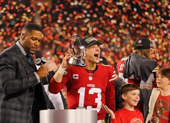 Brock Purdy con el trofeo