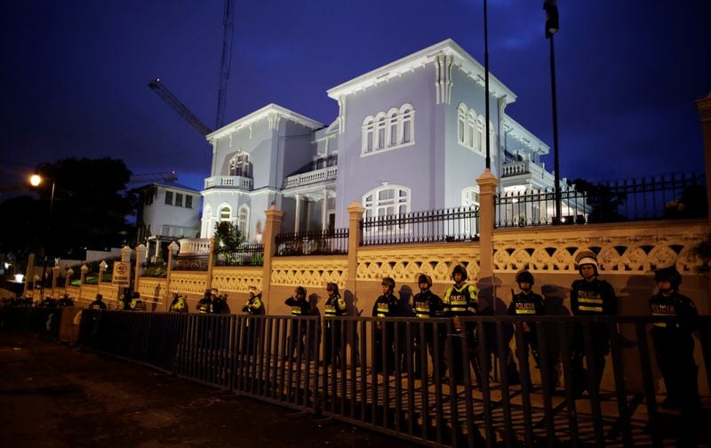 Foto de archivo. La policía antidisturbios vigila el edificio de la Asamblea Legislativa como trabajadores públicos en huelga indefinida en protesta contra la propuesta tributaria, que se encuentra en discusión en el Congreso en San José, Costa Rica 5 de octubre de 2018 (REUTERS/Juan Carlos Ulate)