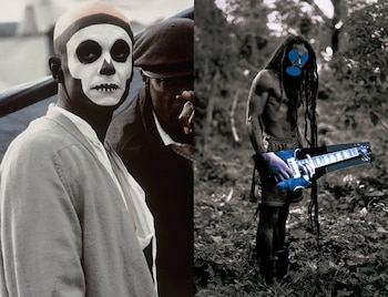 Composición dividida. A la izquierda, un hombre con pintura facial de calavera. A la derecha, un hombre sin camisa con rastas y guitarra azul en un fondo de bosque monocromático