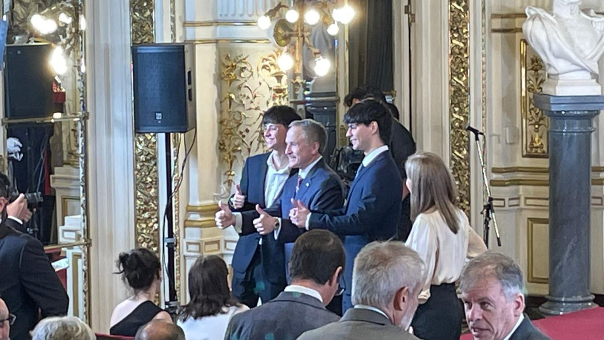 Peter Lamelas posa para la foto con los pulgares arriba