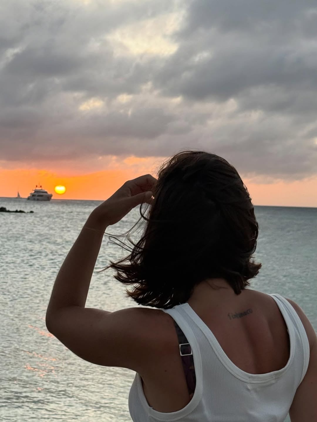 La artista muestra diferentes atuendos de playa, con bikinis y vestidos que imponen tendencia en las redes sociales