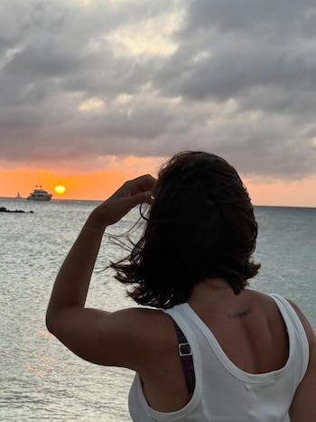 La artista muestra diferentes atuendos