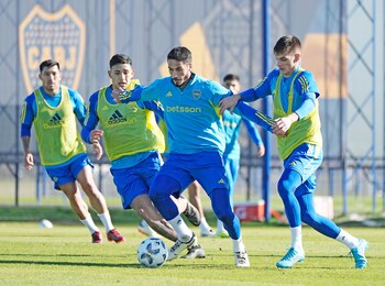 Nicolás Figal encara. El defensor