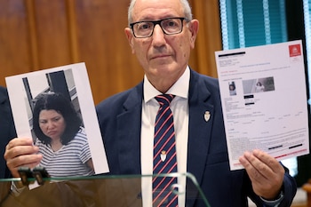 El director de Seguridad Pública de Mónaco, Eric Arella, exhibe la notificación roja de Interpol contra Berezovska durante una conferencia de prensa (Valery Hache/AFP)